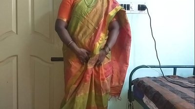 Arabinrin Desi India lati ṣafihan awọn ori omu adayeba si oniwun ile