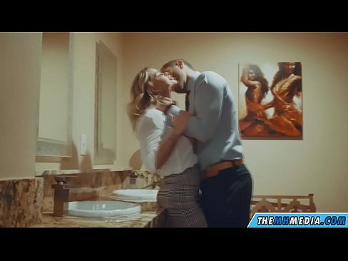 ❤️ Nigbati bilondi ti oyan ba tan ọ ni yara isinmi ti gbogbo eniyan ️ Ohun onihoho ti ile ❤